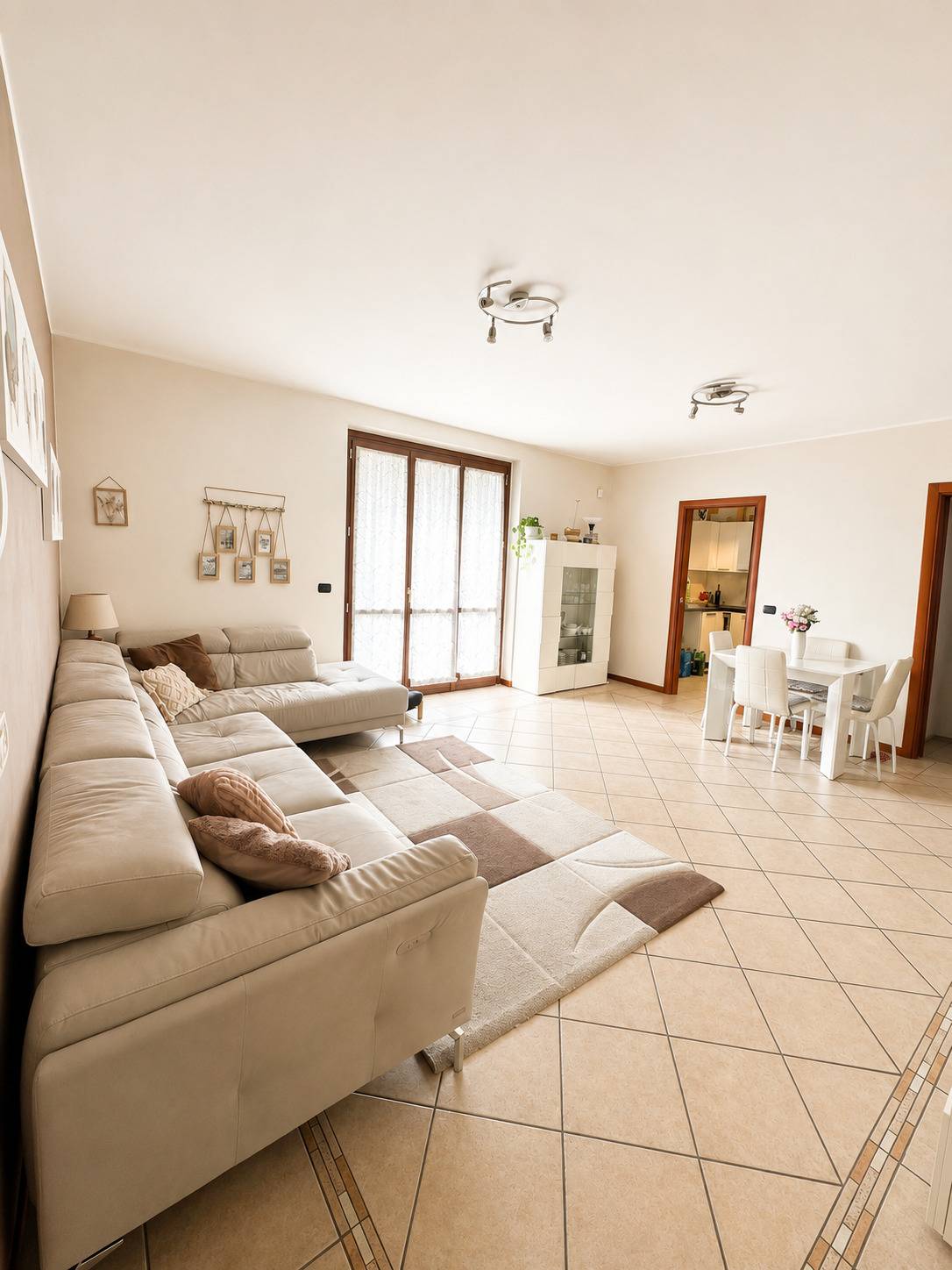 trilocale con area esterna in vendita a Tradate, Abbiate Guazzone