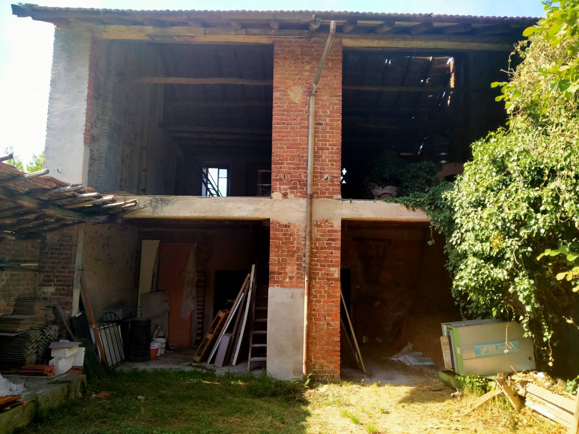 INTERA CORTE INDIPENDENTE in vendita a Sumirago