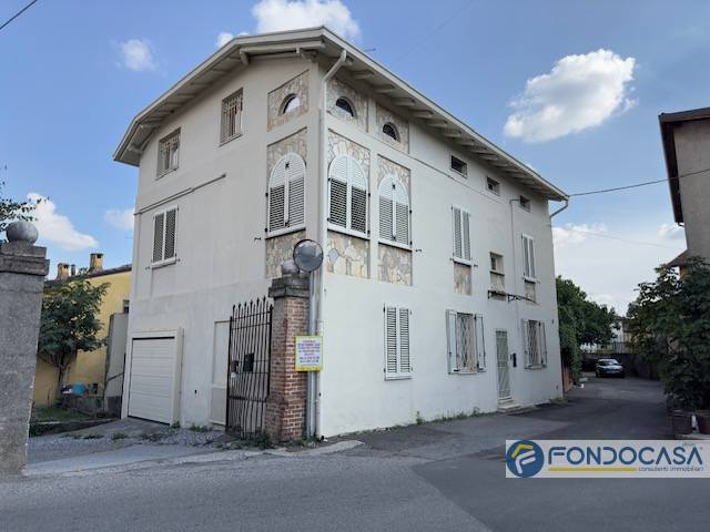 Casa indipendente in vendita con box a Cazzago San Martino - bornato, 8  locali, 245 mq