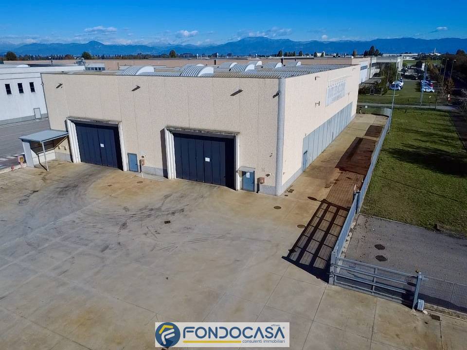 Capannone in vendita a Maclodio