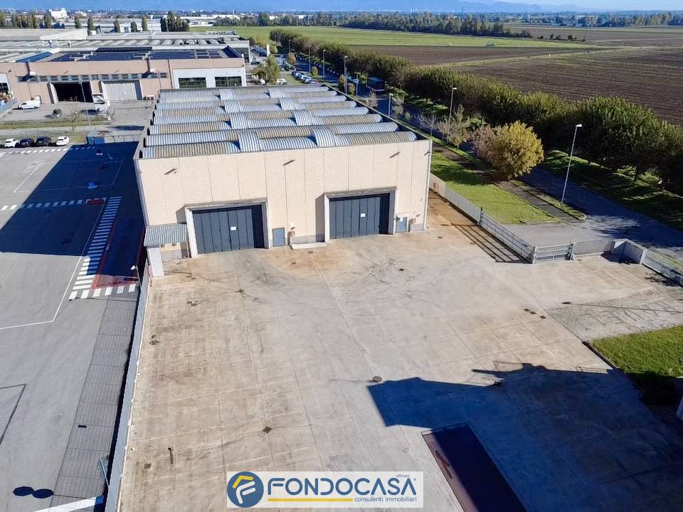 Capannone in vendita a Maclodio