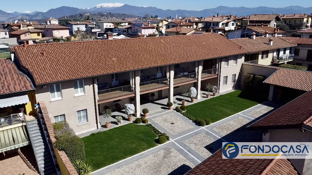 Villa con terrazzo a Cazzago San Martino