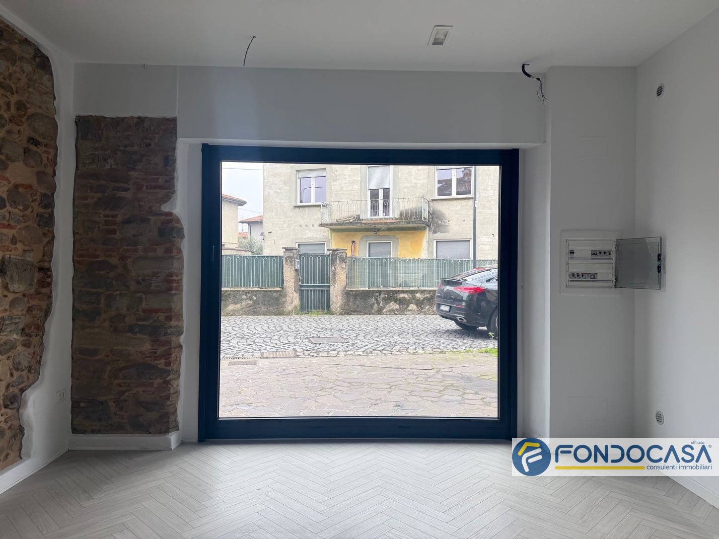 Locale commerciale in affitto a Palazzolo sull'Oglio