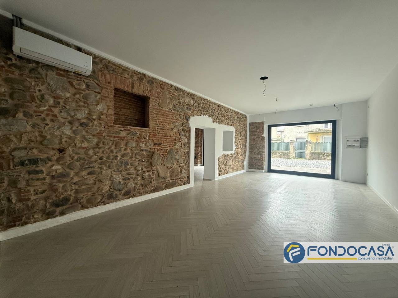 Locale commerciale in affitto a Palazzolo sull'Oglio