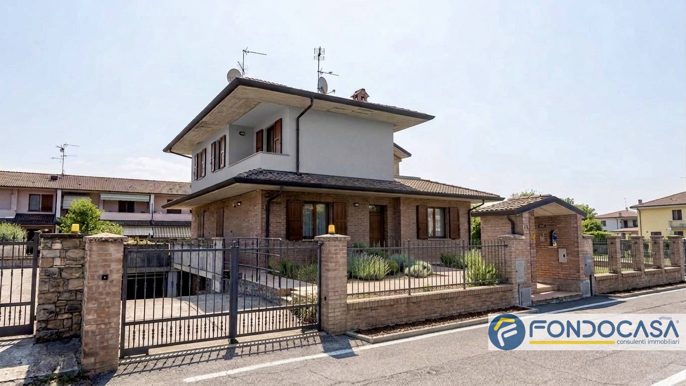 Villa bifamiliare in vendita a Palazzolo sull'Oglio