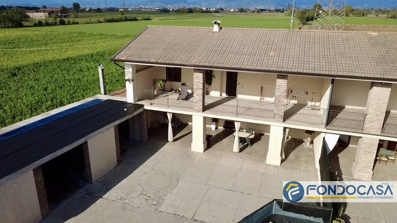 Casale di campagna in vendita a Palazzolo sull'Oglio