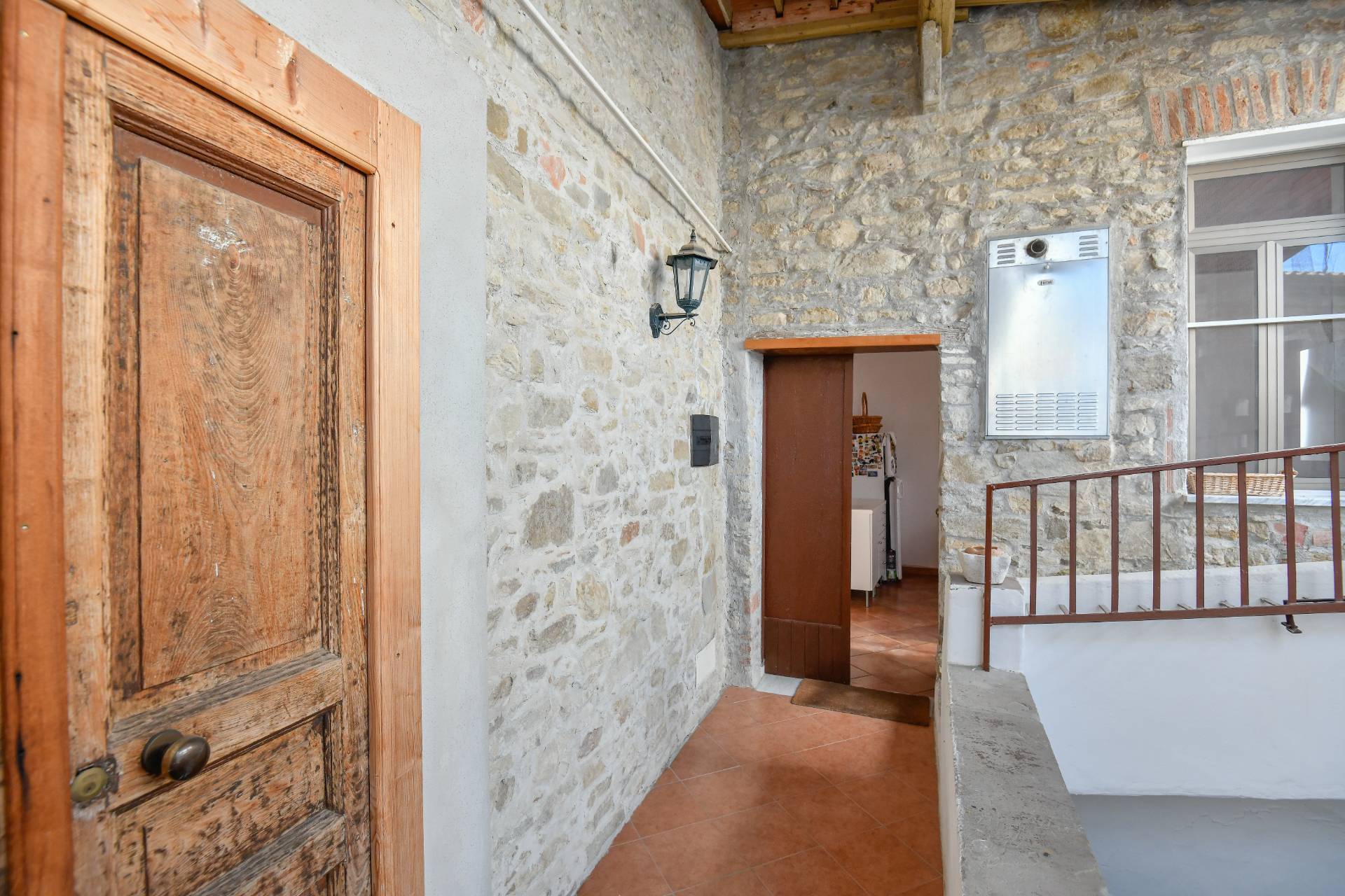 Casa indipendente con terrazzo a Ogliastro Cilento