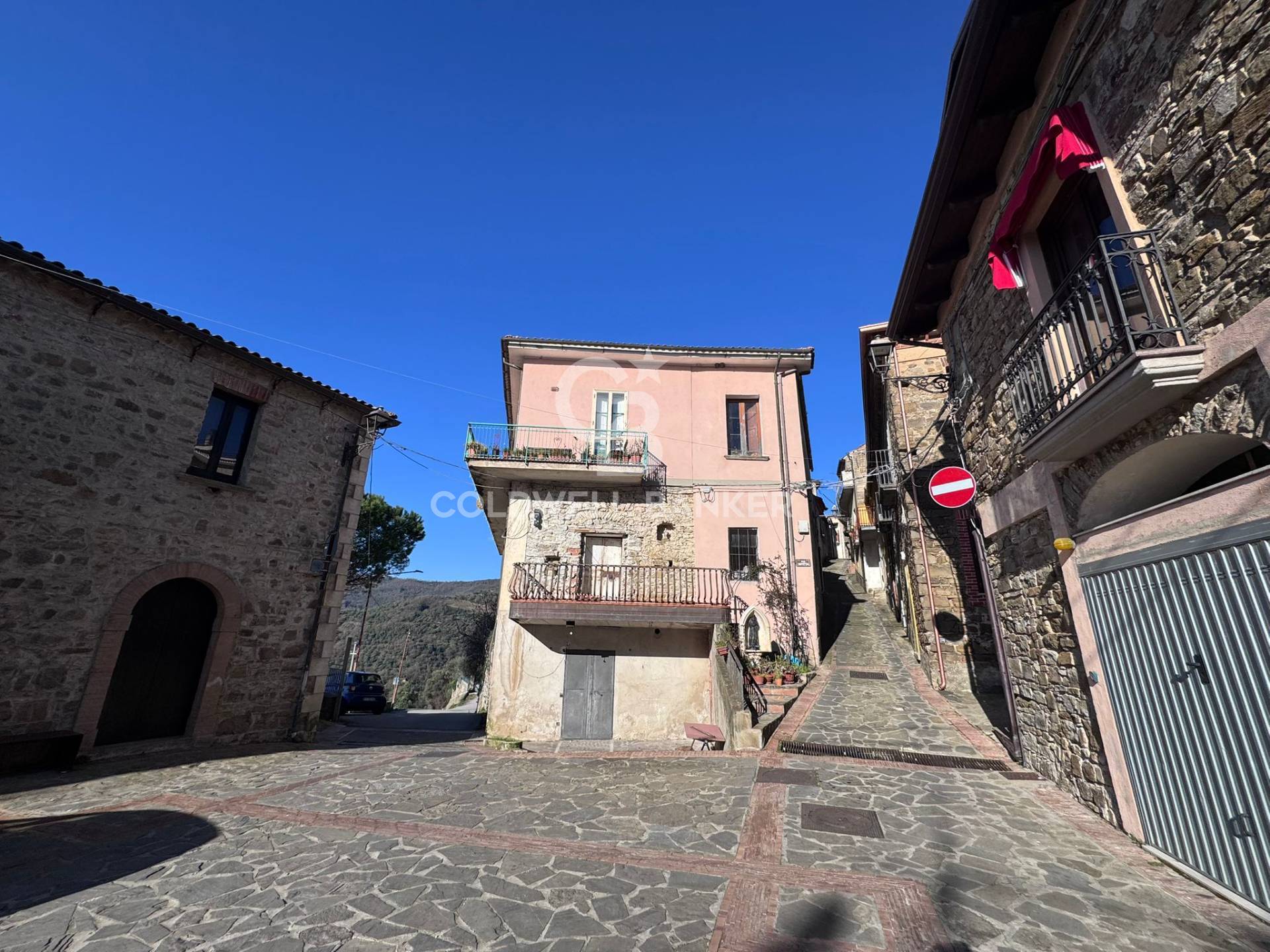 Casa semi indipendente in vendita a Lustra