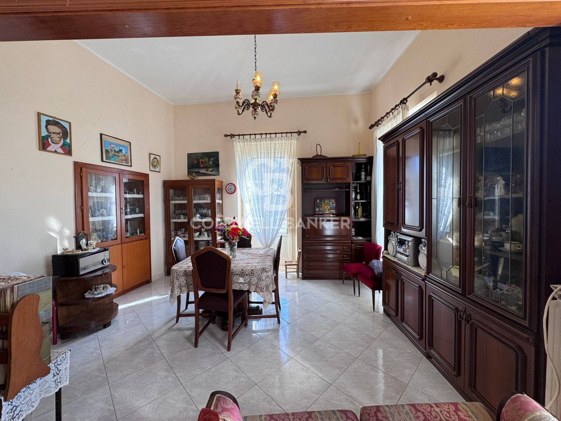 4 o pi locali in vendita a Lustra