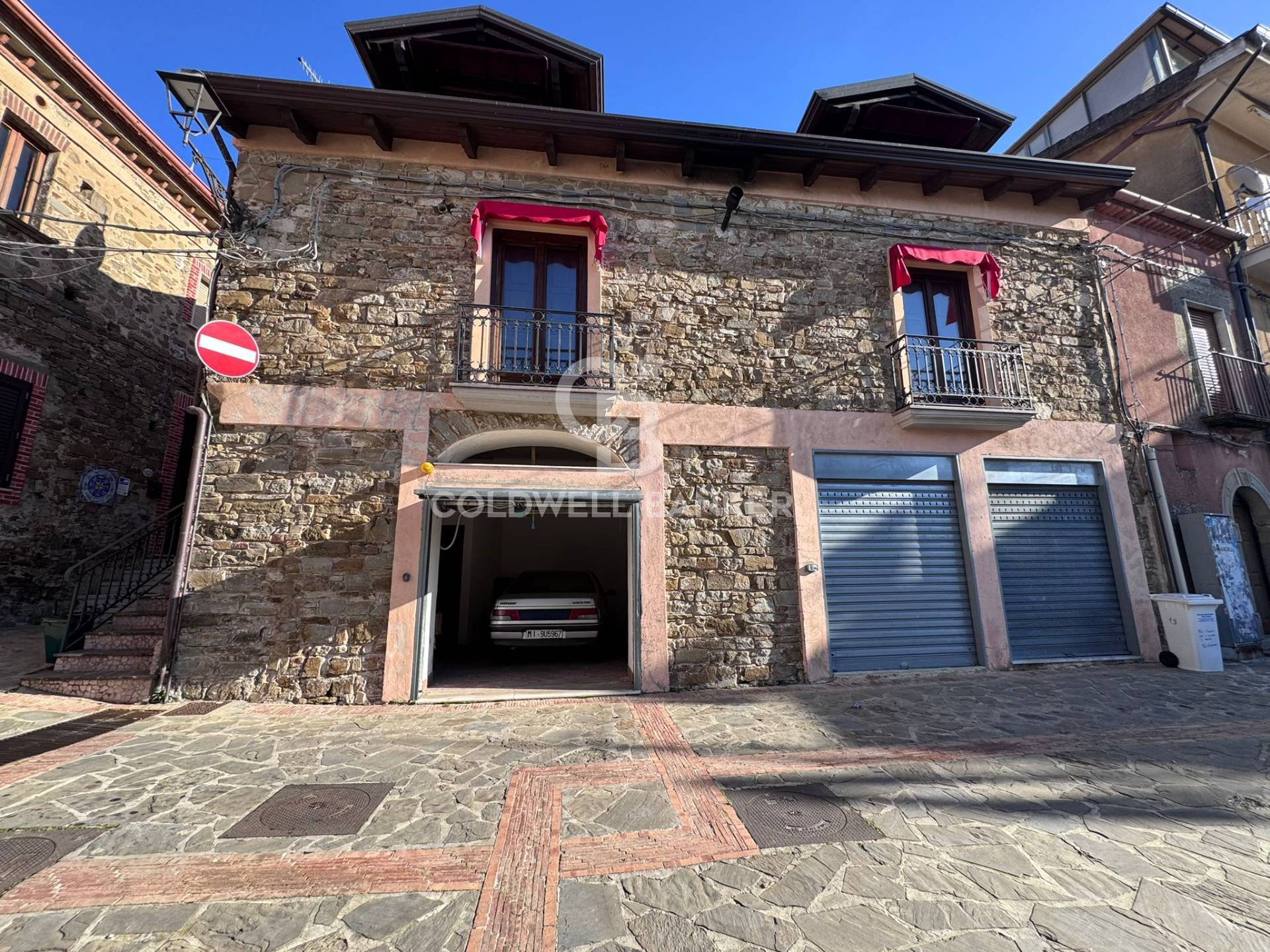 Box o garage in vendita a Lustra