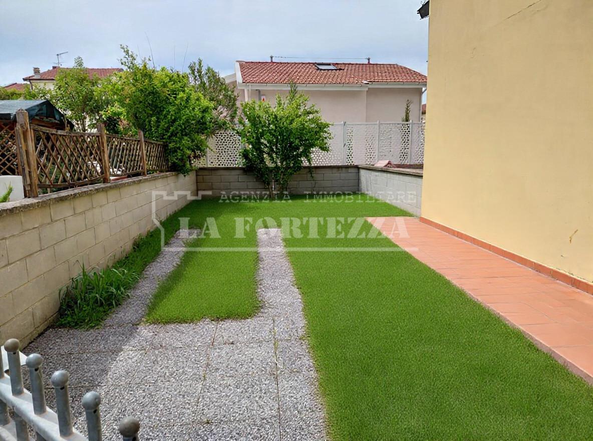 Trilocale con giardino, Cascina montione