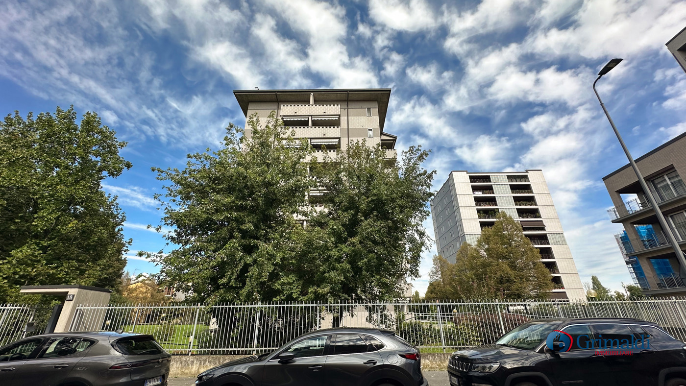 Trilocale con box a Milano