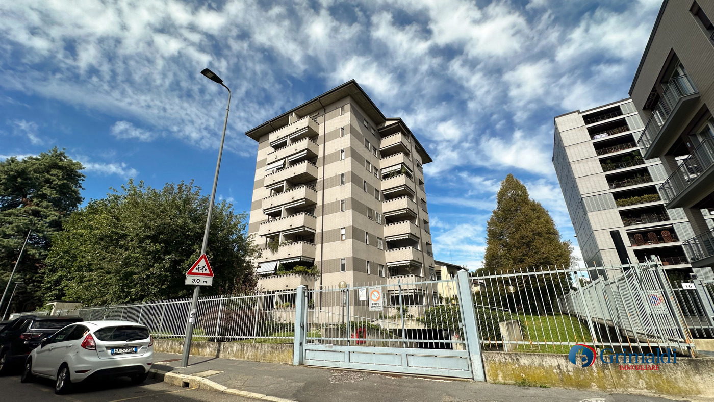 Trilocale con box a Milano