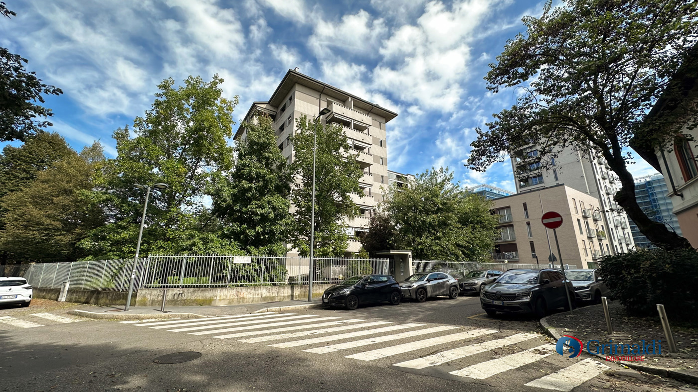 Trilocale con box a Milano