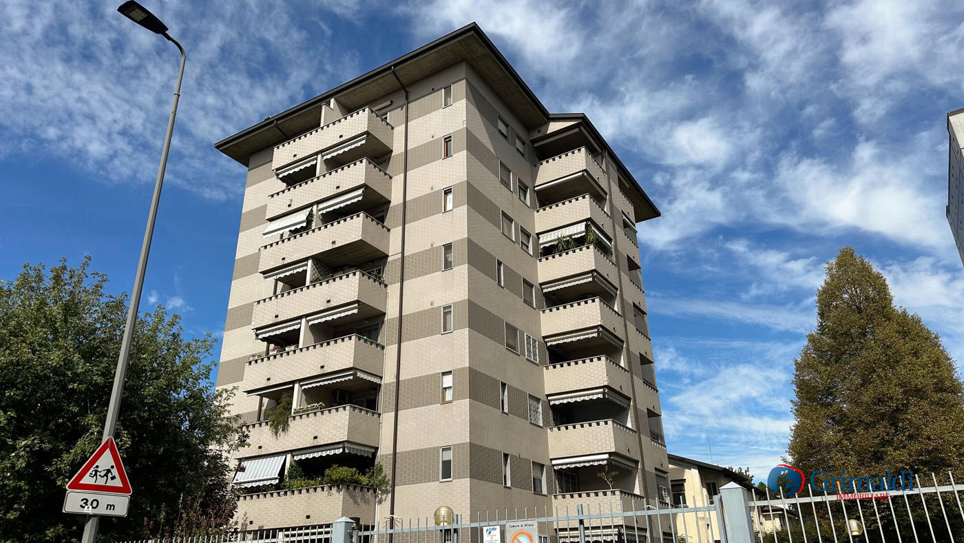 Trilocale con box a Milano