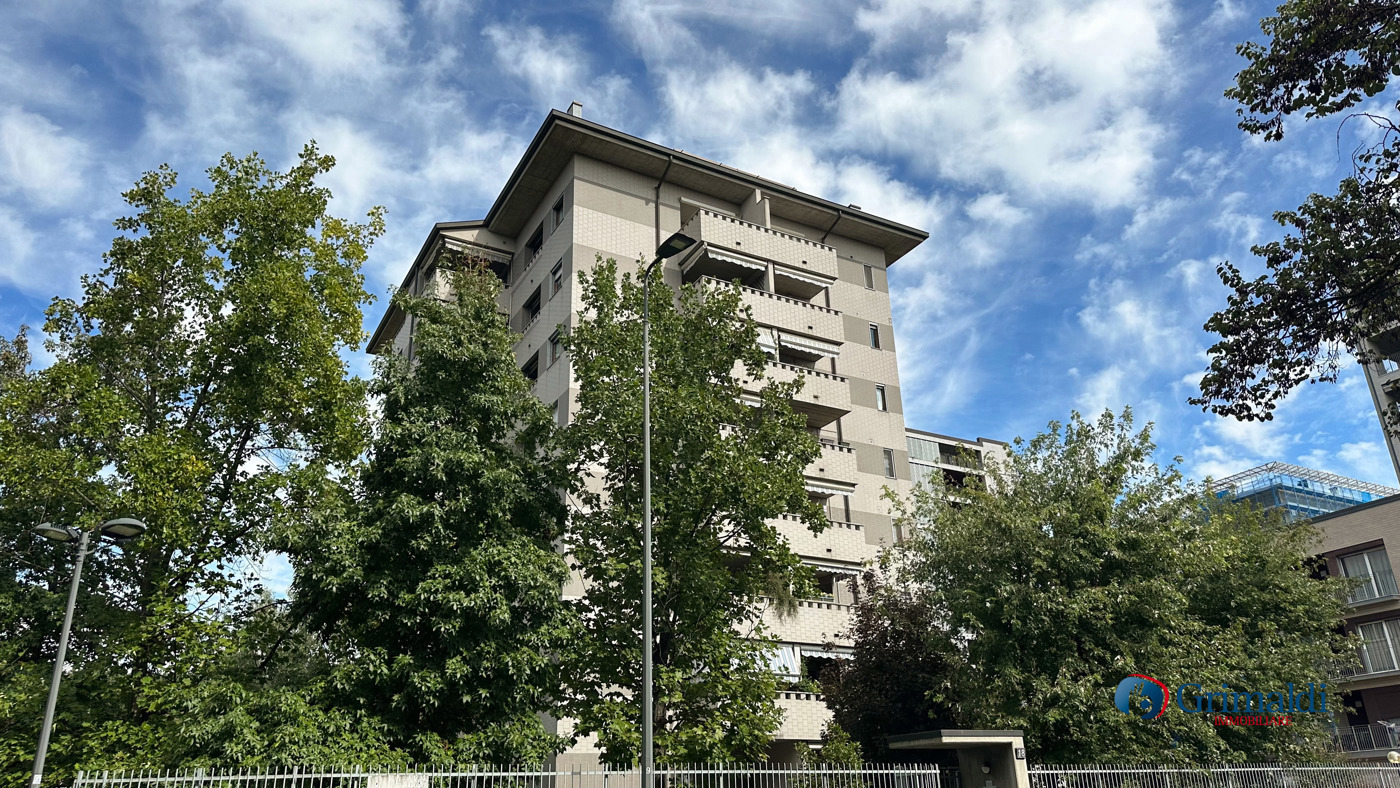 Trilocale con box a Milano