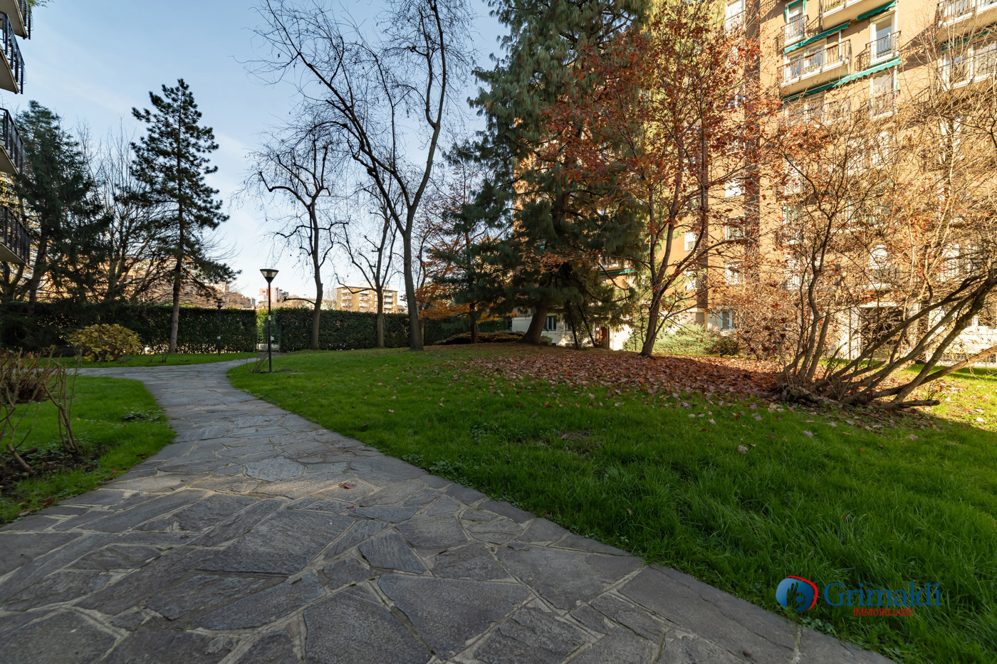 Attico con box a Milano