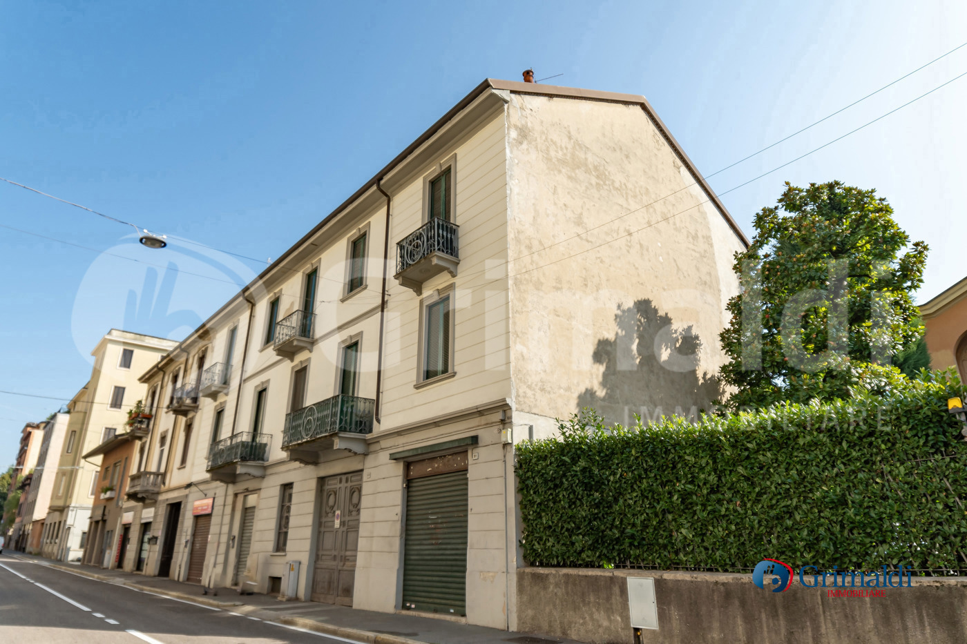 Stabile/Palazzo con giardino a Saronno