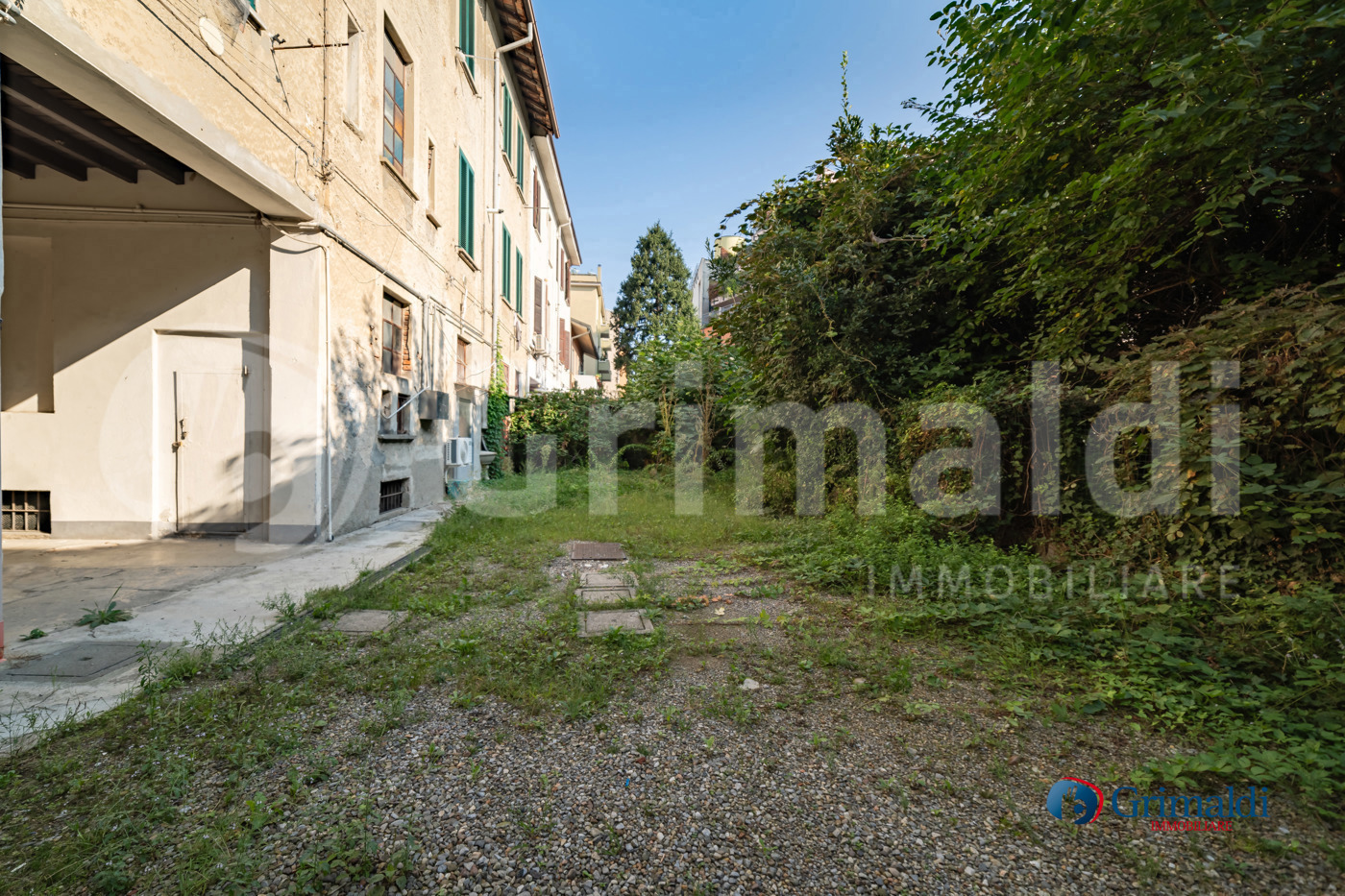 Stabile/Palazzo con giardino a Saronno