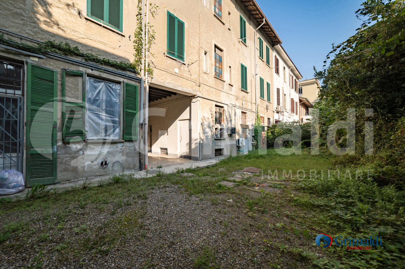 Stabile/Palazzo con giardino a Saronno