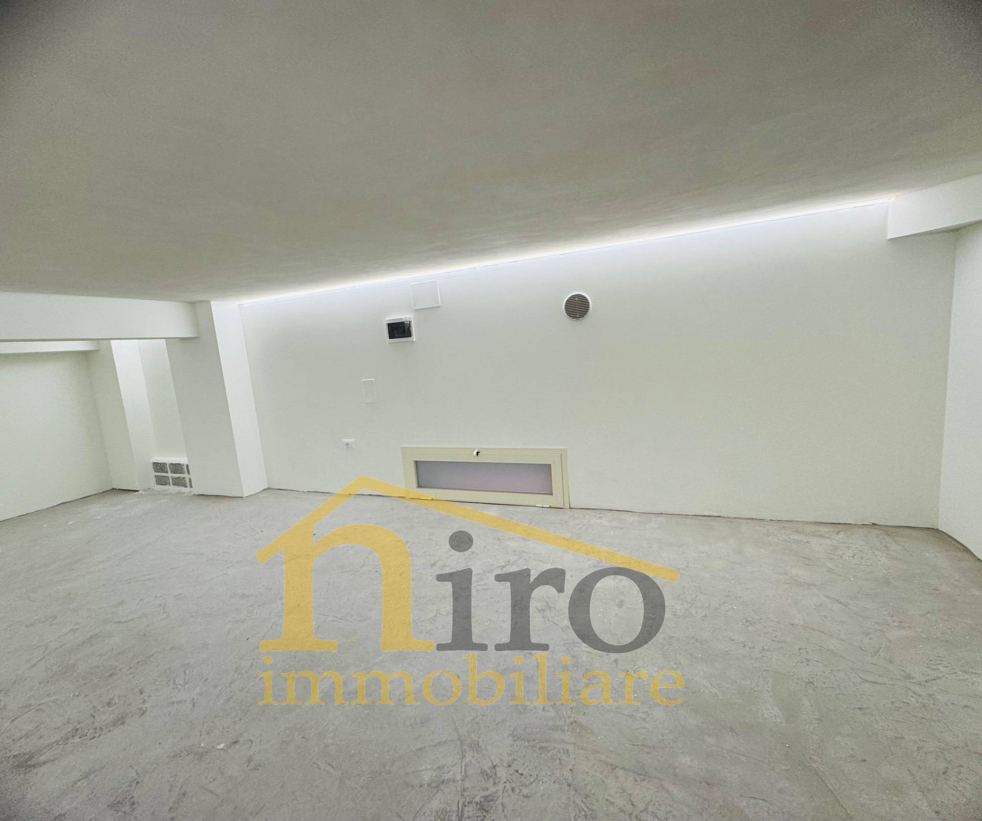 Locale commerciale in affitto a Pescara, Centro