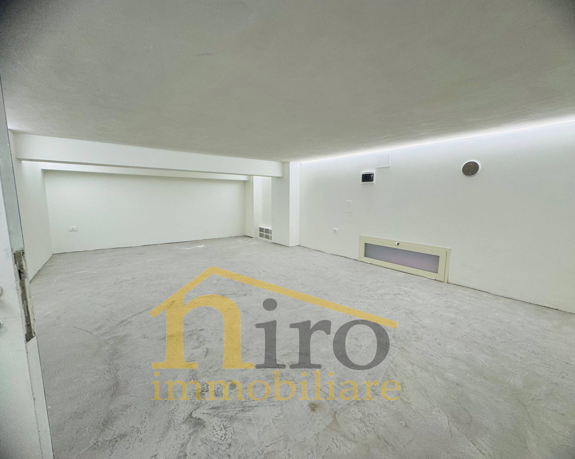 Locale commerciale in affitto a Pescara, Centro