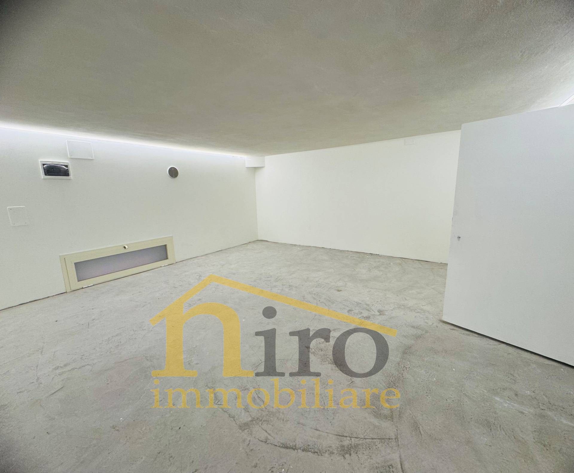 Locale commerciale in affitto a Pescara, Centro