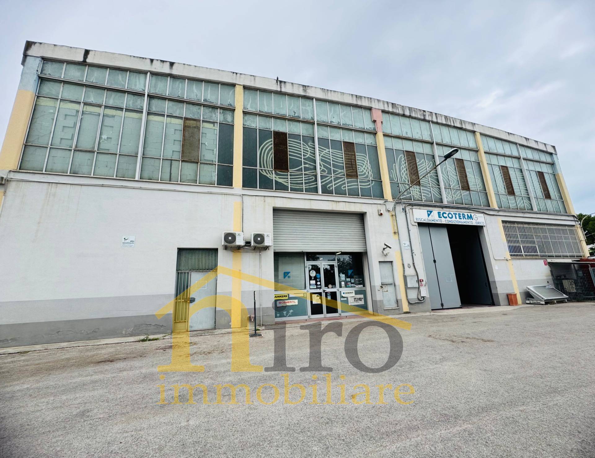 Locale commerciale in affitto a Spoltore, Villa Raspa