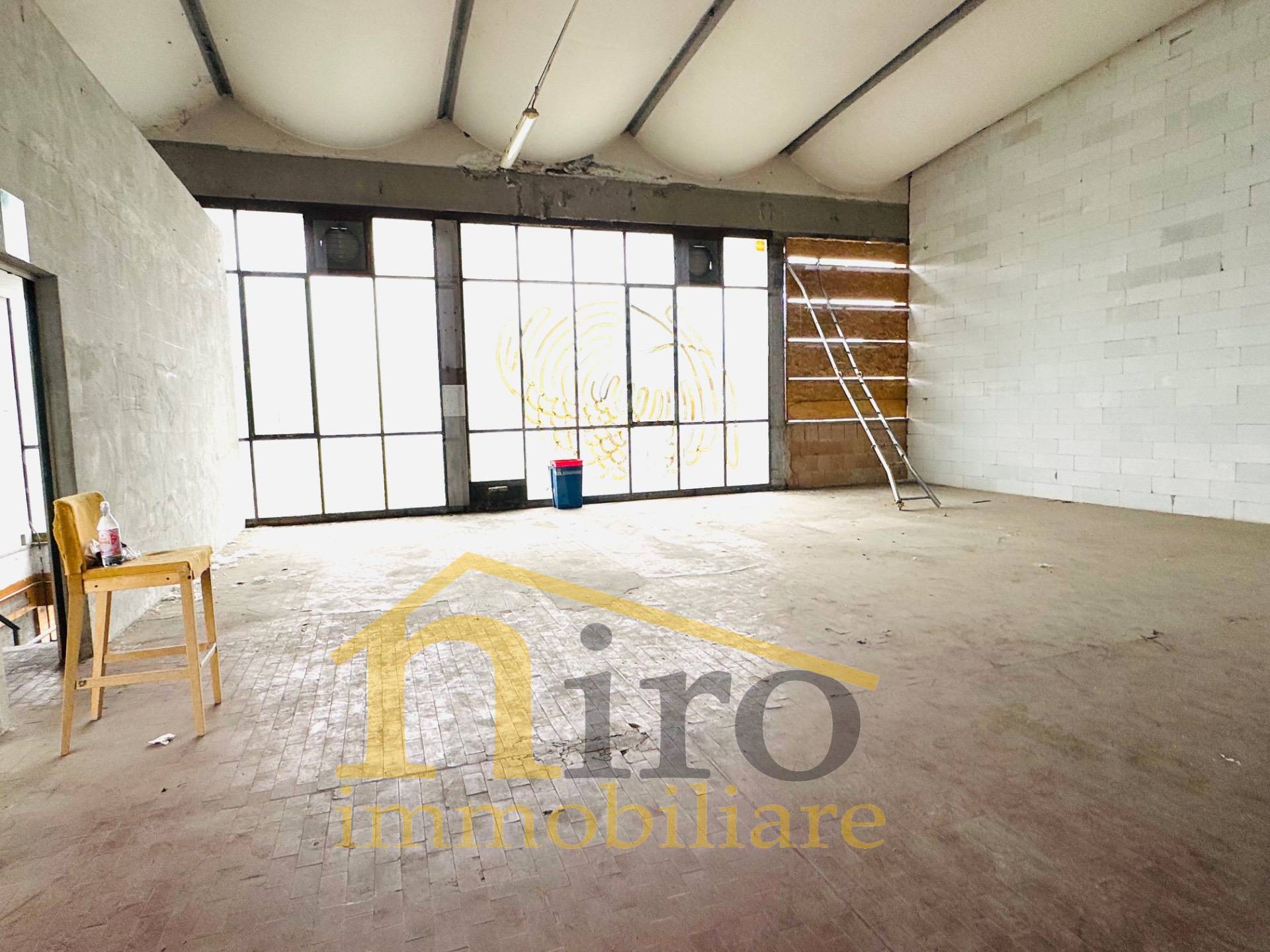 Locale commerciale in affitto a Spoltore, Villa Raspa