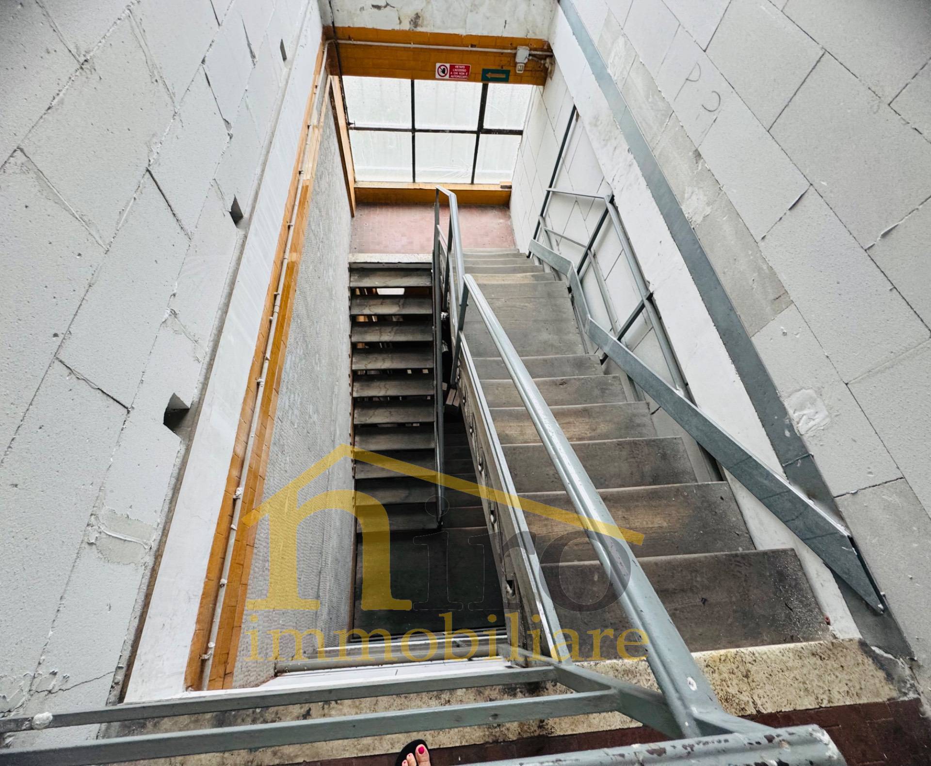 Locale commerciale in affitto a Spoltore, Villa Raspa