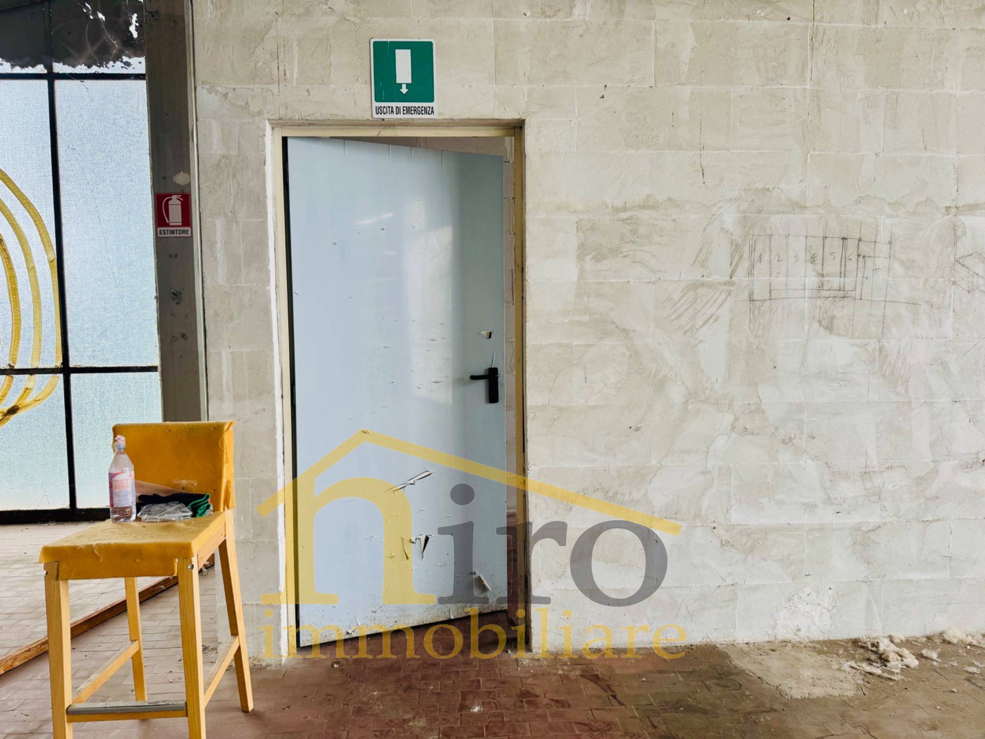 Locale commerciale in affitto a Spoltore, Villa Raspa