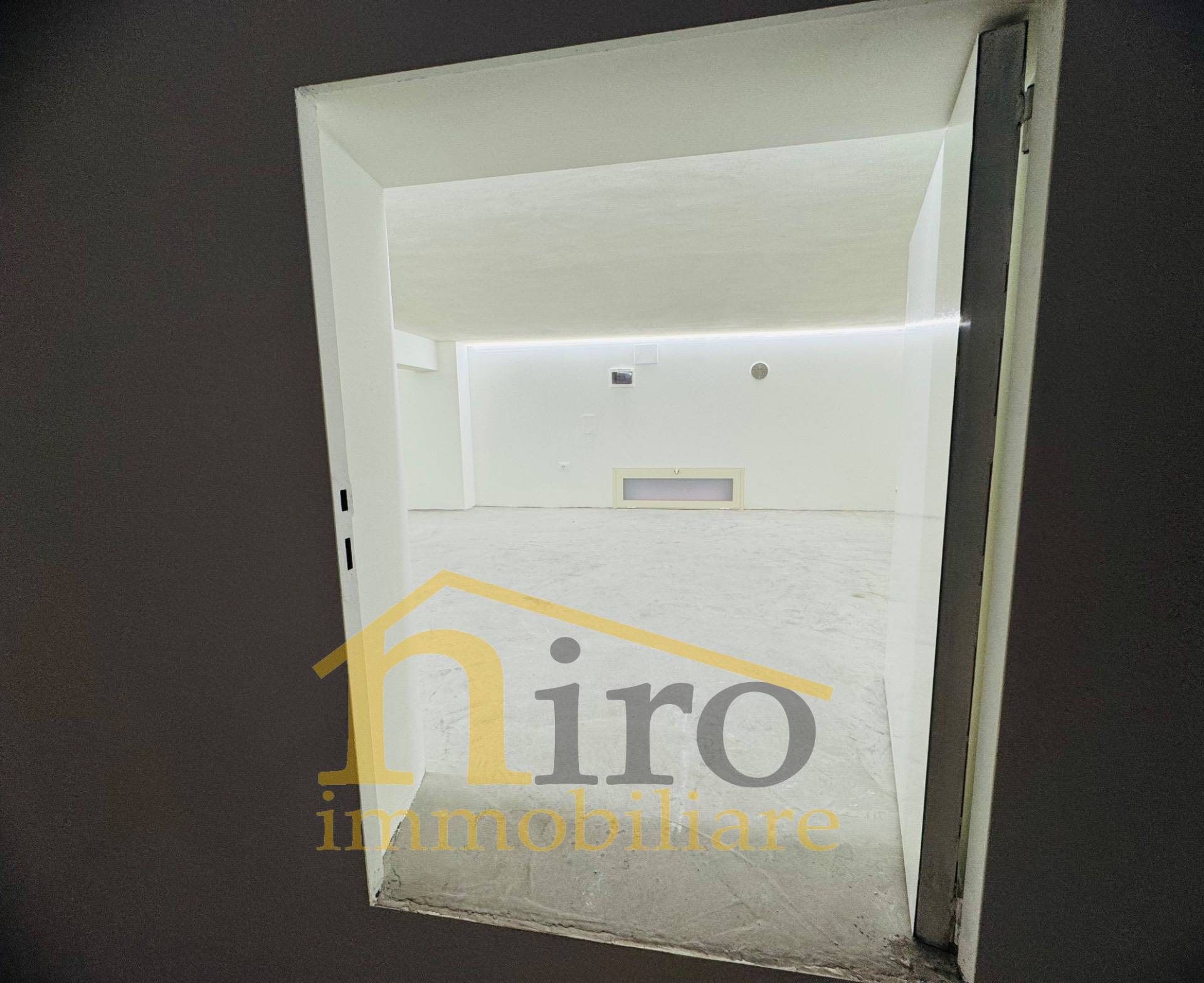 Locale commerciale in affitto a Pescara, Centro