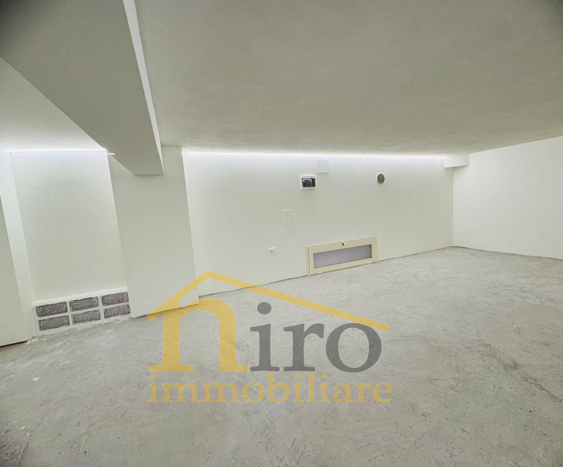 Locale commerciale in affitto a Pescara, Centro