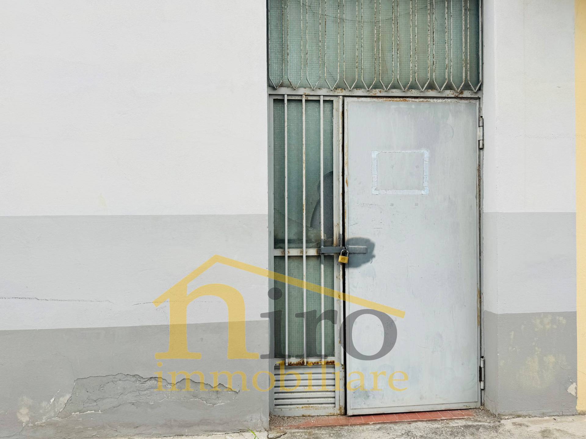 Locale commerciale in affitto a Spoltore, Villa Raspa