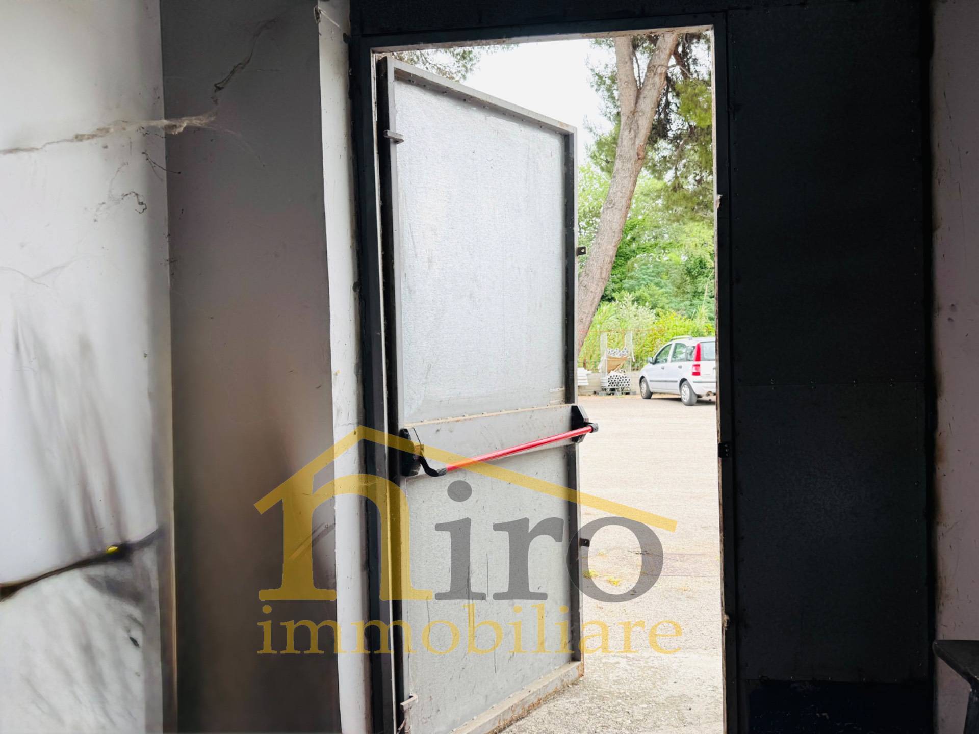 Locale commerciale in affitto a Spoltore, Villa Raspa