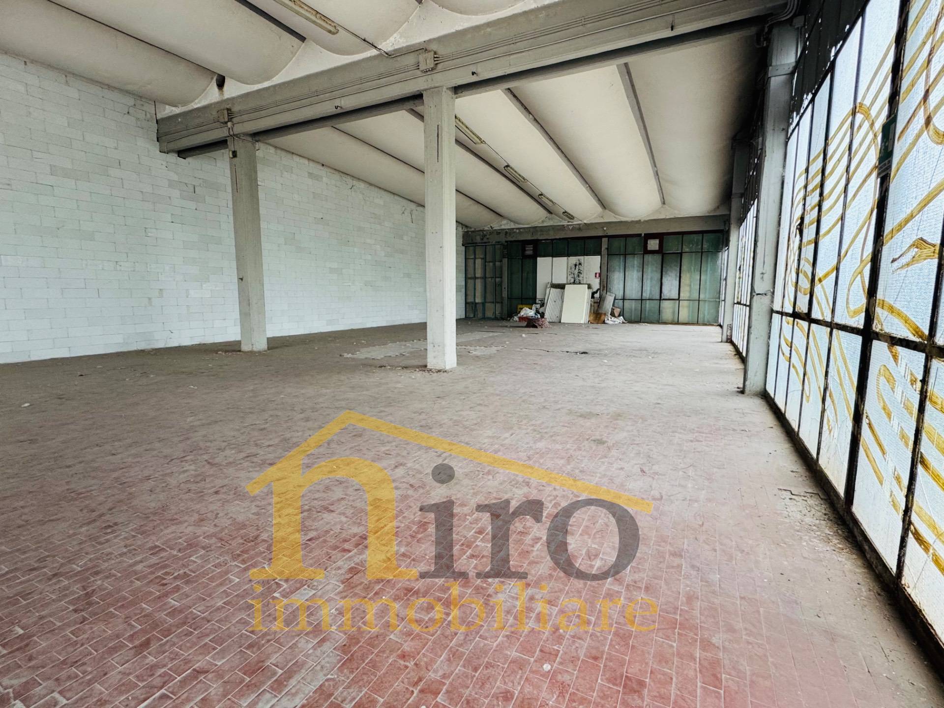 Locale commerciale in affitto a Spoltore, Villa Raspa