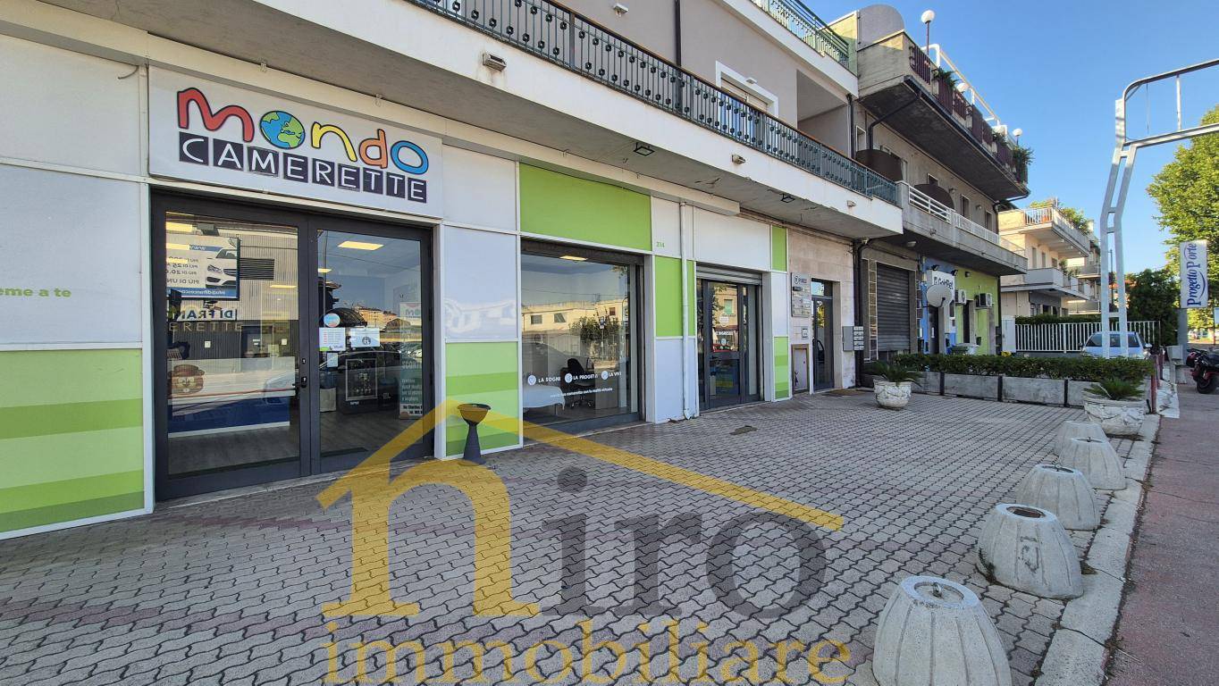Locale commerciale in vendita a Pescara, Zona Tiburtina
