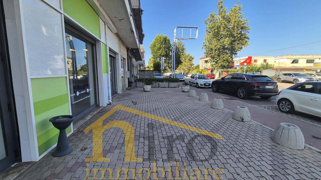 Locale commerciale in vendita a Pescara, Zona Tiburtina