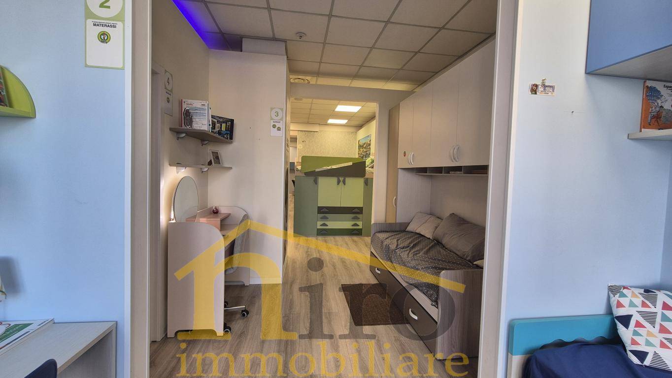 Locale commerciale in vendita a Pescara, Zona Tiburtina