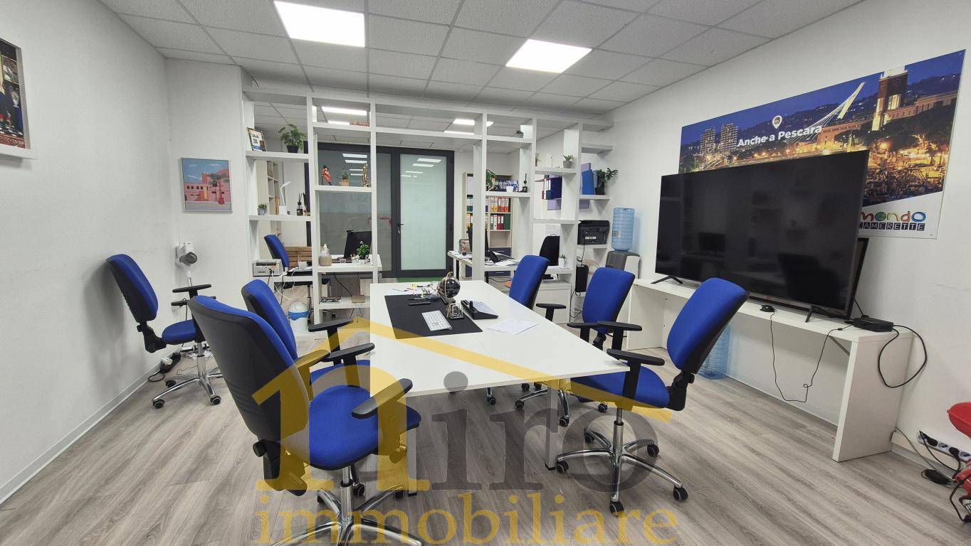 Locale commerciale in vendita a Pescara, Zona Tiburtina