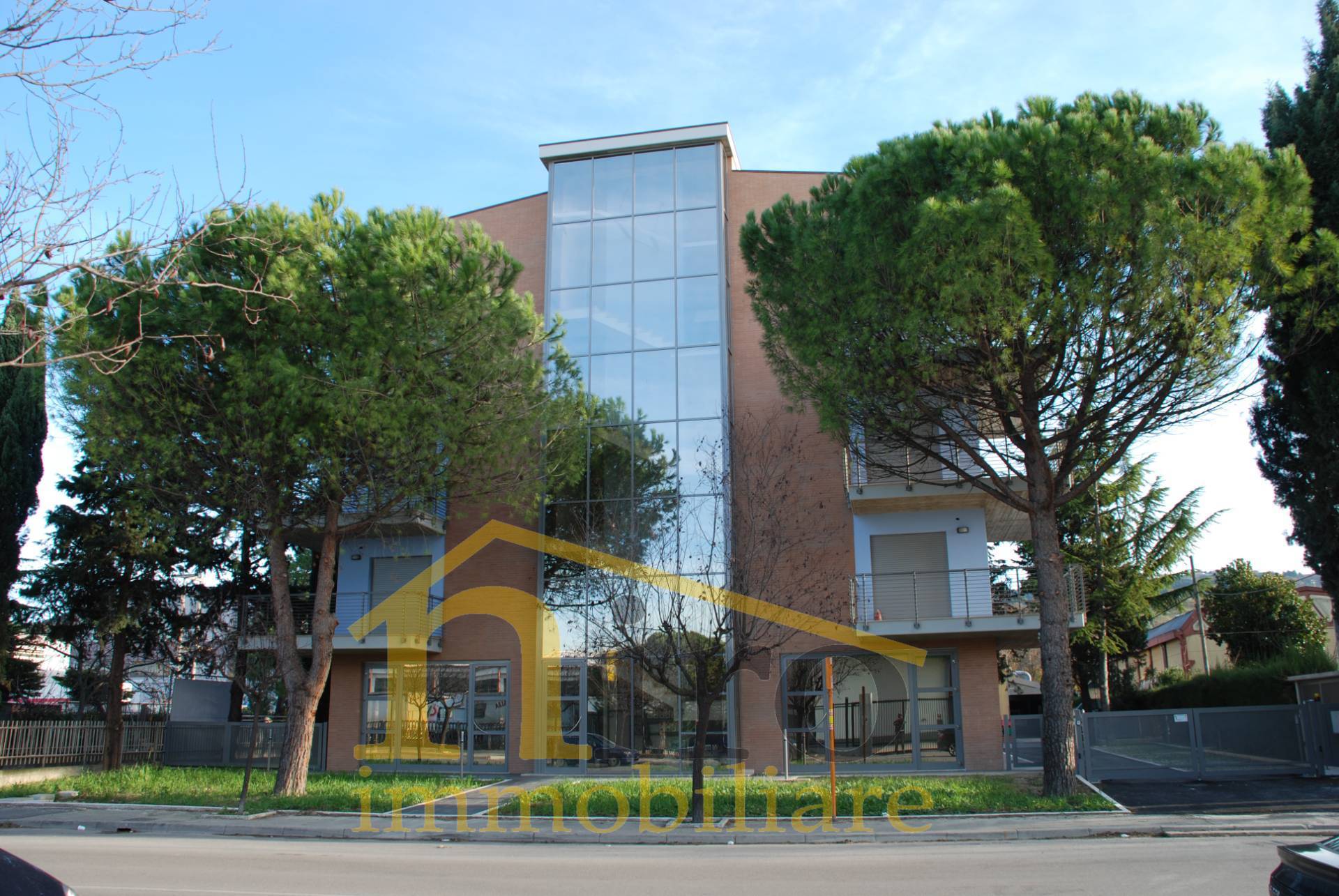 Locale commerciale in vendita a San Giovanni Teatino