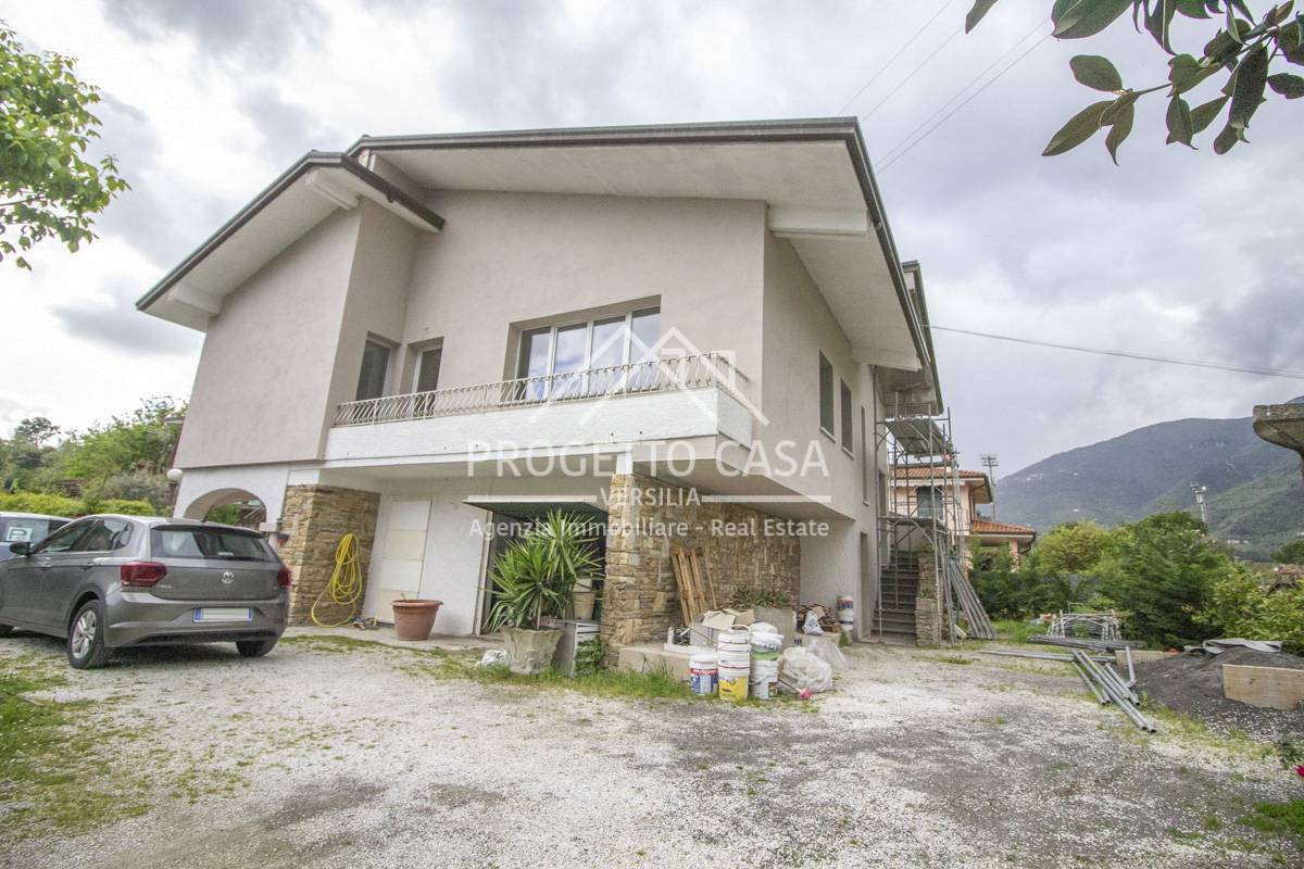 Casa indipendente con terrazzo a Camaiore