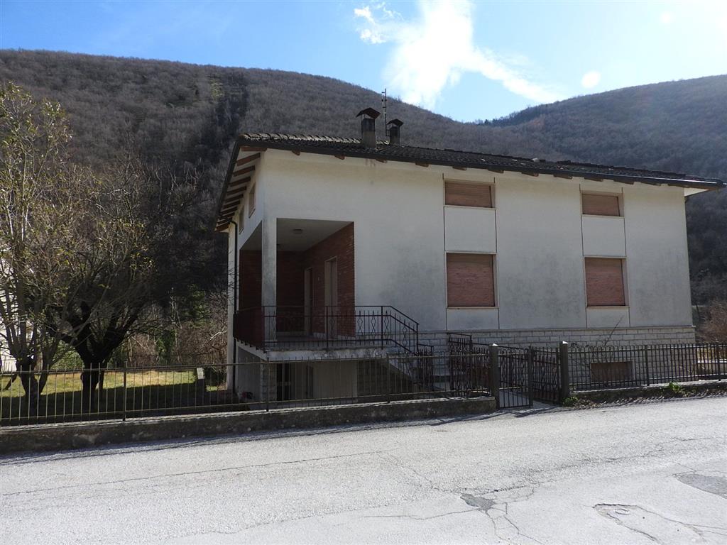 Villa con giardino in frazione foce via fonte avellana, Frontone