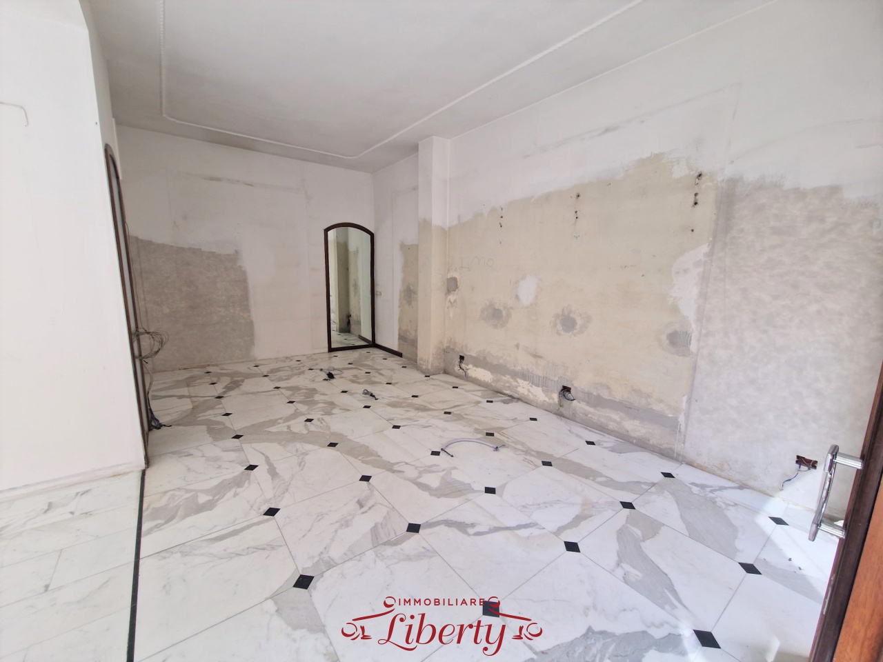 Locale commerciale in vendita a Viareggio