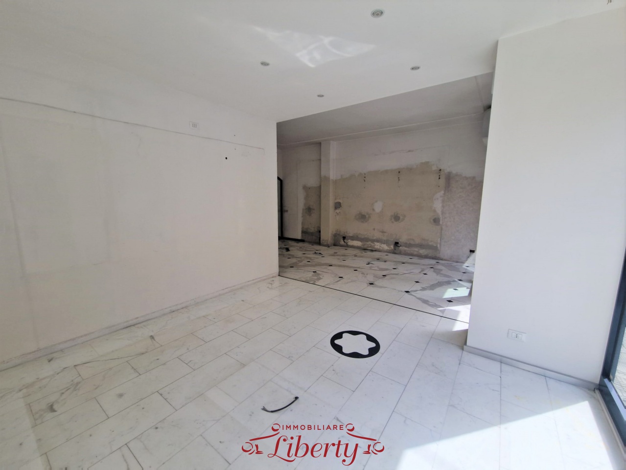 Locale commerciale in vendita a Viareggio