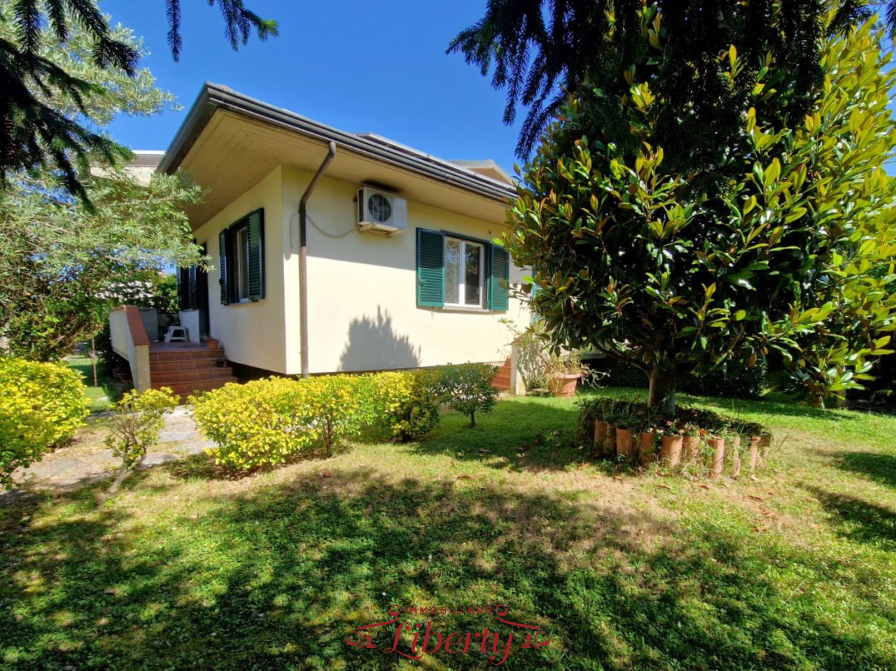 Villa con giardino a Massarosa