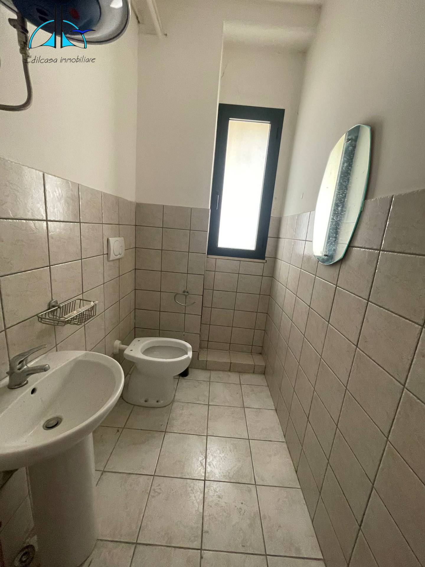 Locale commerciale in affitto a Fara in Sabina, Passo Corese