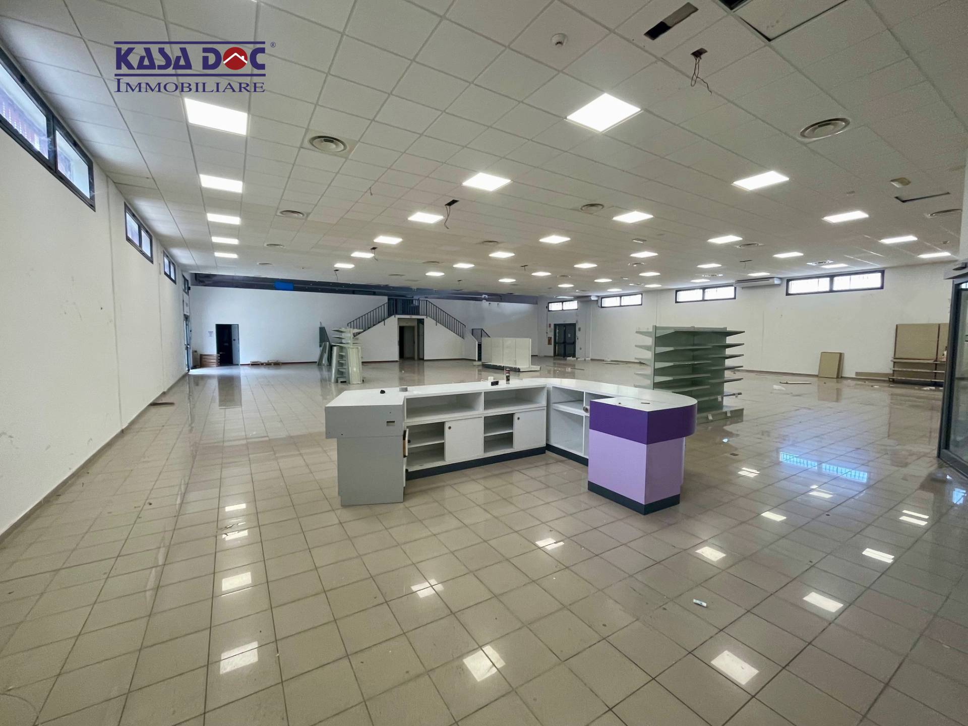 Locale Commerciale in vendita a Catanzaro, Via Lucrezia Della Valle