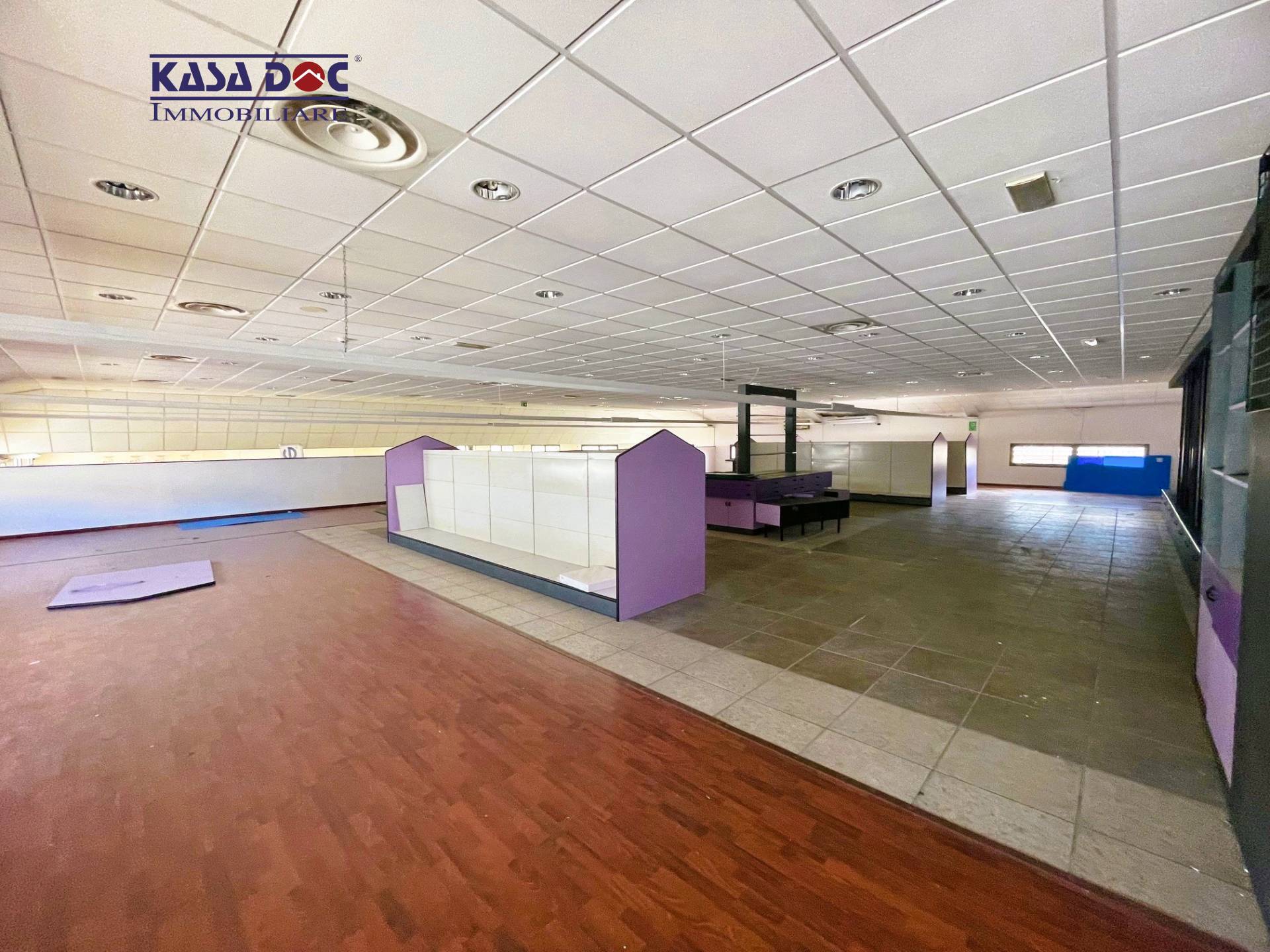 Locale Commerciale in vendita a Catanzaro, Via Lucrezia Della Valle