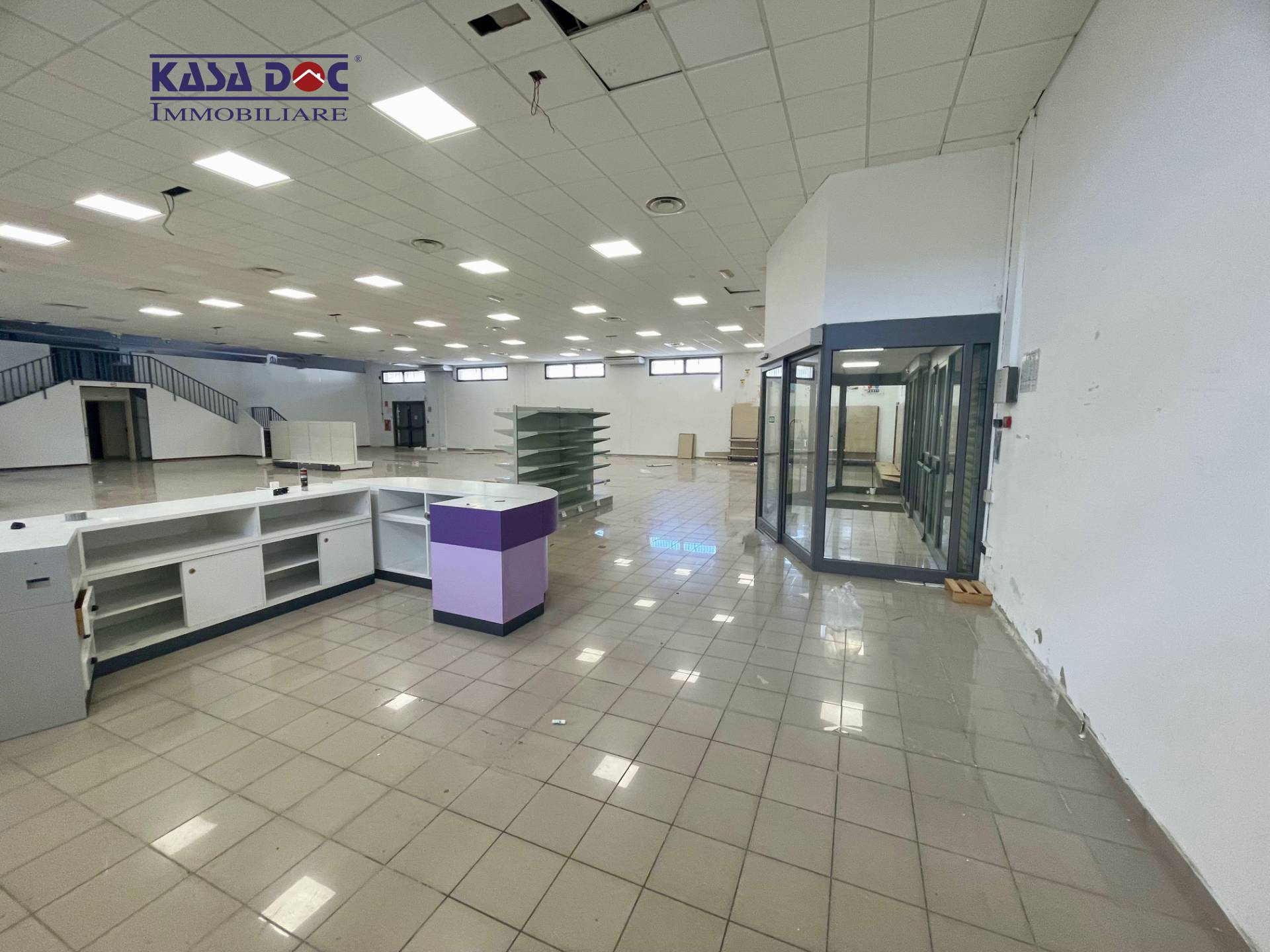 Locale Commerciale in affitto a Catanzaro, Via Lucrezia Della Valle